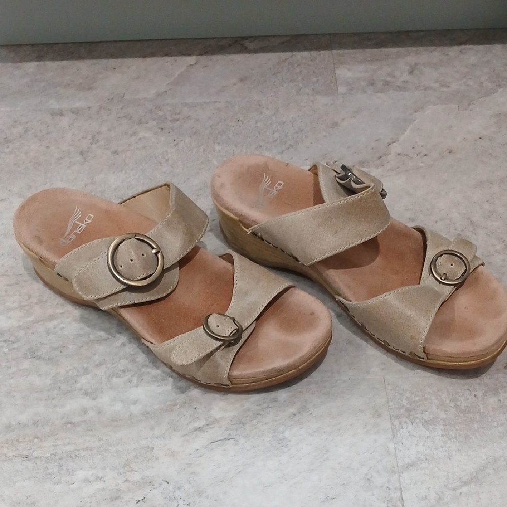 Dansko Women's Tan Sandals - Picture 3 of 6